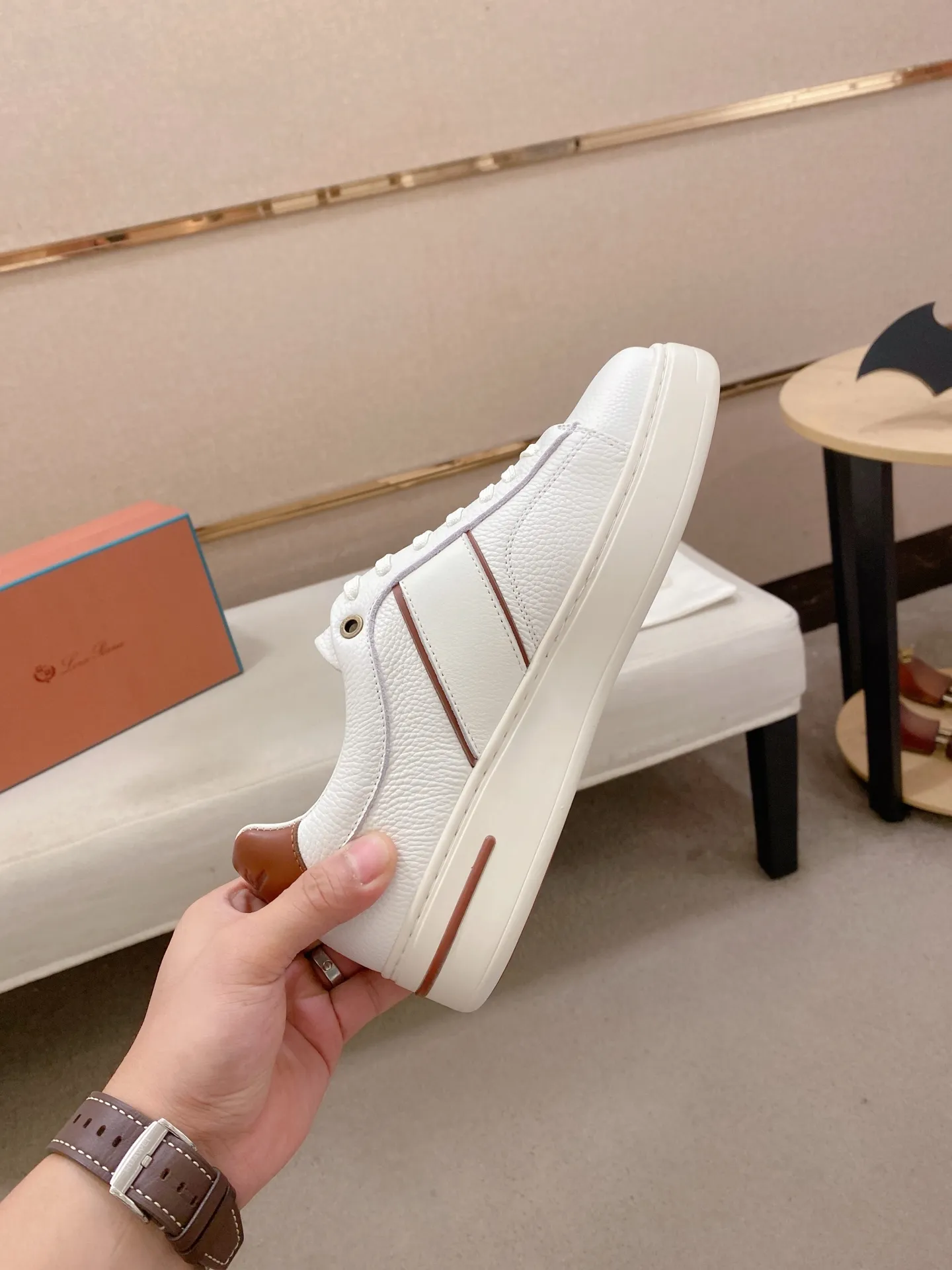 Men's shoes💰: 580💰🔥𝐥𝐨𝐫𝐨 𝐏𝐢𝐚𝐧𝐚 lp classic loafers, an Italian treasure brand, the only brand that can match Hermès! Only after wearing it do we realize that we can’t live up to our feet. The upper is made of imported first-layer cowhide with breathable fly-knit fabric, water-dyed cowhide foot pads, and the official original glass rubber outsole and pendant. Exclusive original packaging (tag ➕ brand paper ➕ outer box ➕ hand bag) code number: 38-44. Can be customized 45-46